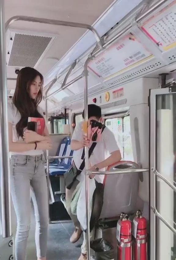 公交车上的超低胸美女，让我心跳加速！