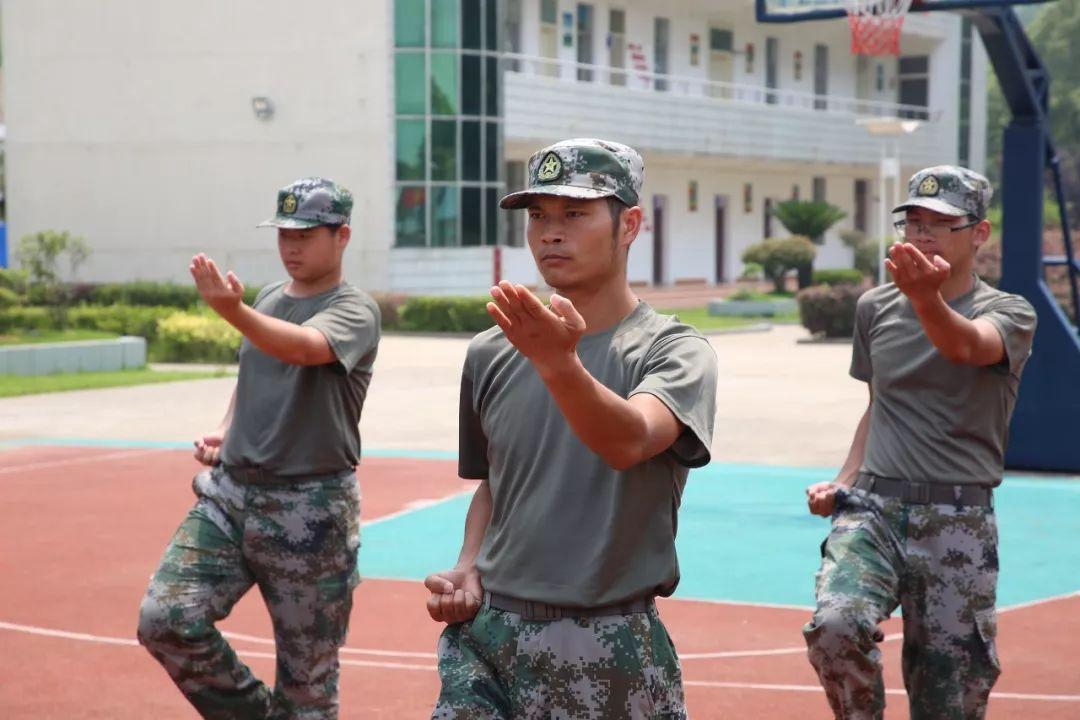 能当兵玩手机游戏有哪些_当兵能用手机玩游戏吗_当兵多久能有手机玩游戏