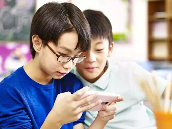 手机打游戏左右屏幕互相影响_玩左右手机游戏手机发烫_4千左右不玩游戏的手机