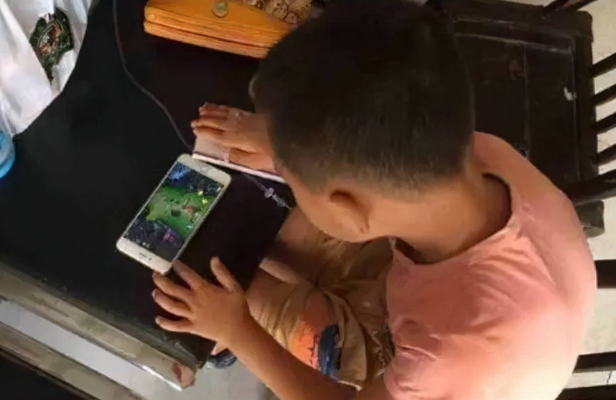 小孩玩手机游戏扣费怎么追回_给小孩玩手机游戏_小孩玩手机游戏图片