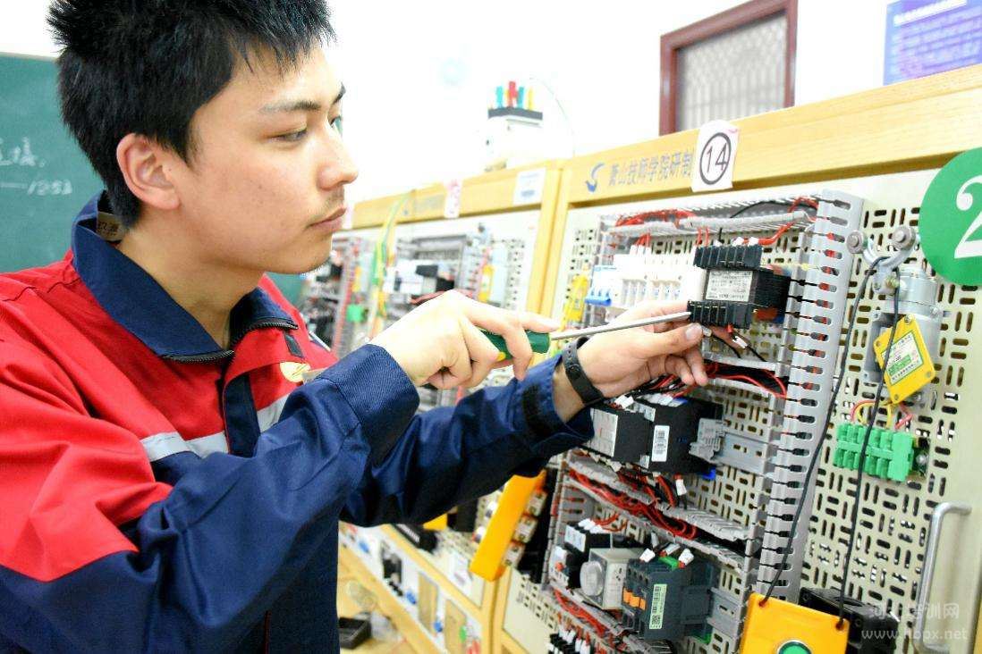 电工手机游戏_电工手机软件app下载_适合电工玩的游戏