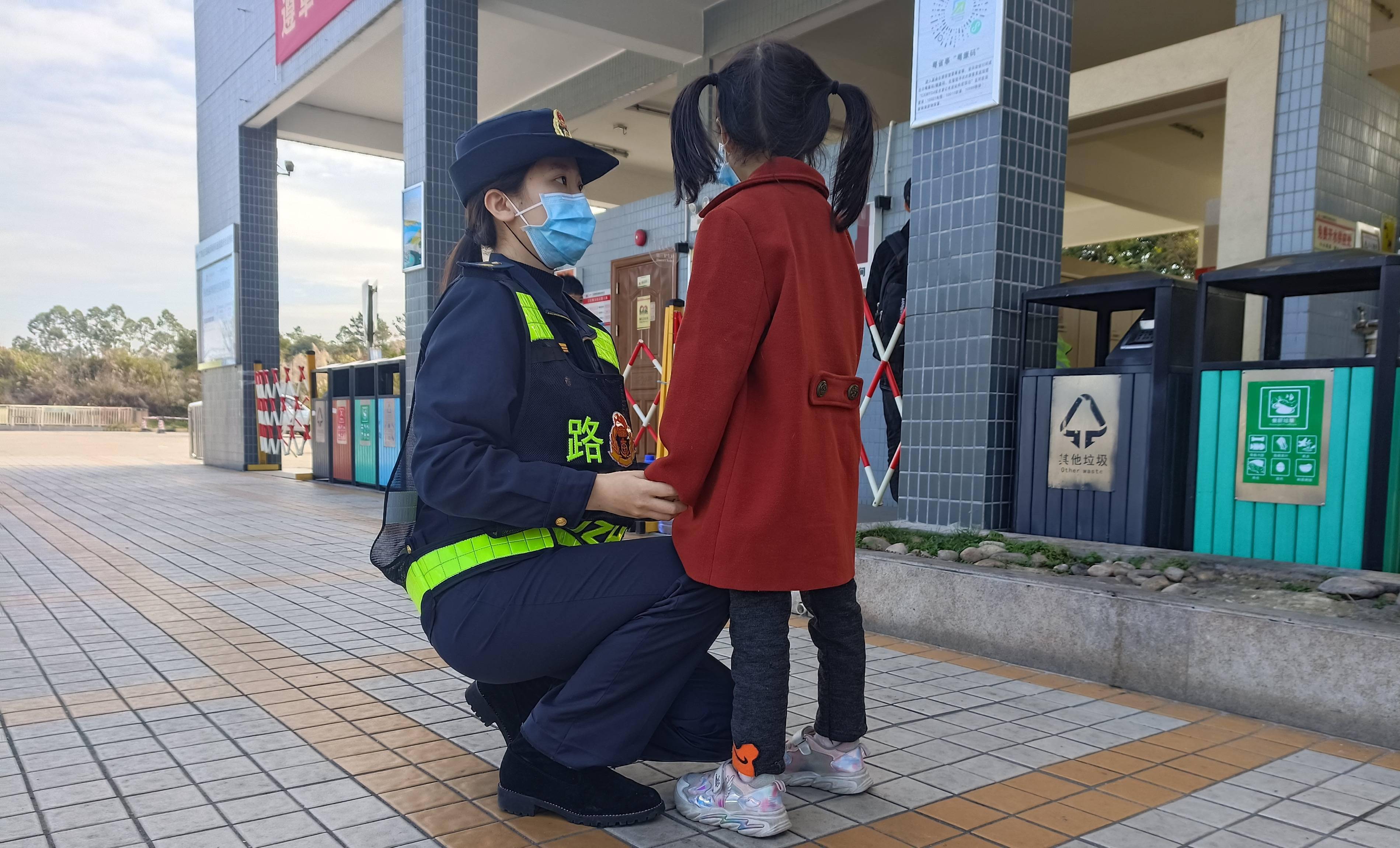 妈妈玩手机入迷的样子50字_粗心妈妈沉迷手机游戏作文_妈妈沉迷手机怎么写