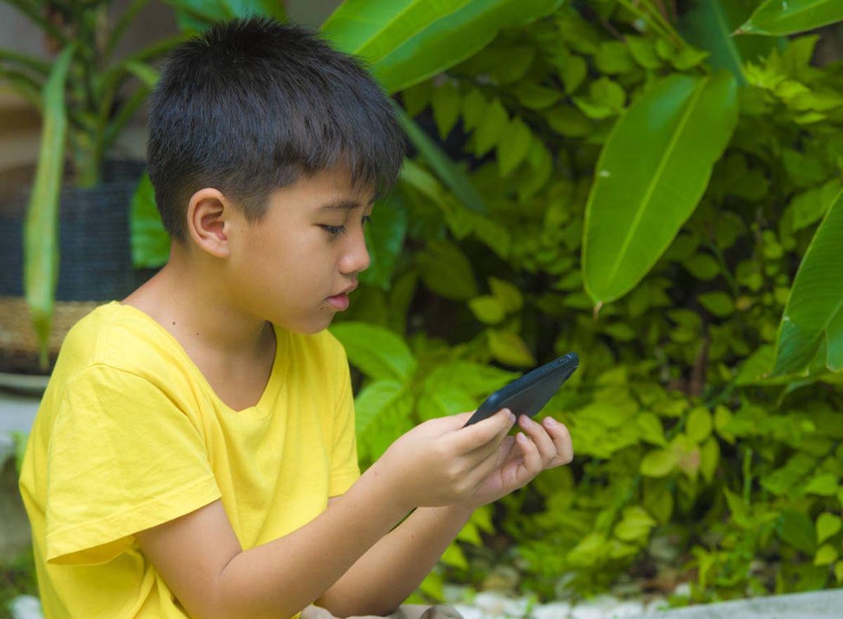 孩子玩手机打游戏_13岁孩子打手机游戏_打手机游戏孩子不听话