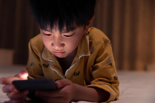 儿子爱玩游戏手机能摔了吗-孩子沉迷手机游戏，家长该不该摔手机