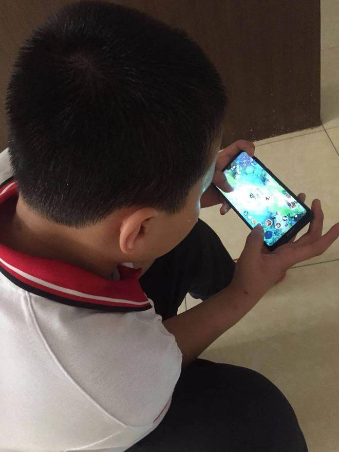 8岁儿童充值手机游戏下载-8 岁小孩偷用手机充值游戏，家长该