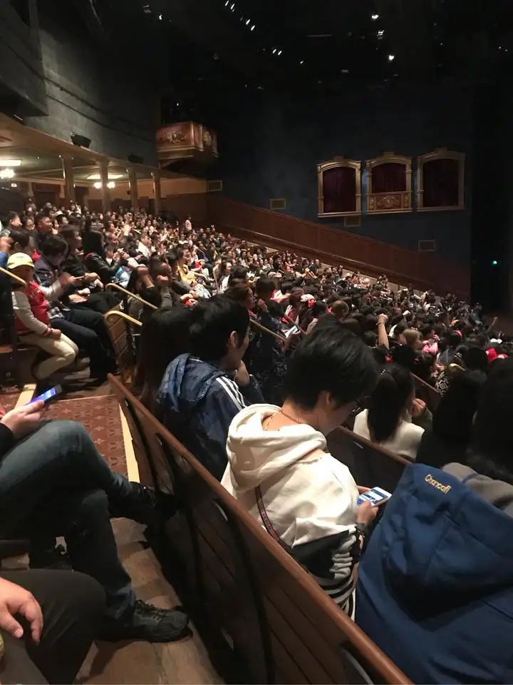 迪士尼玩项目的时候手机放哪_迪士尼游玩手机放哪里_迪士尼上课玩手机游戏